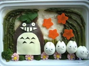 image credit: AnnaTheRed's bento factory トトロ弁当。いや〜、可愛い!ちょっとトトロの笑顔が極端だけど、美味しければ許すw