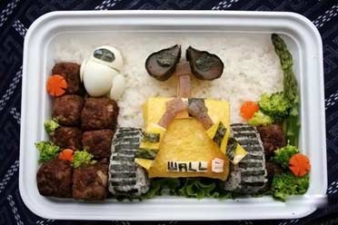 image credit: AnnaTheRed's bento factory WALL・E(ウォーリー)弁当。ゴミの山が一番おいしそうだ。肝心のウォーリー本体は、口直しといったところかな