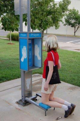 image credit: Curious, Funny Photos / Pictures 考えた方はカトリックなのでしょうか、お祈りボックスを使うときは跪くことを想定されています。時間をかけたい人が疲れないように、膝パッドまで完備しています。