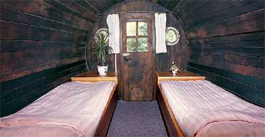image credit: hotel-vrouwevanstavoren.nl 白ワイン部屋の寝室。