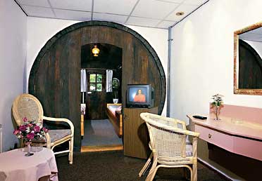 image credit: hotel-vrouwevanstavoren.nl 白ワインの部屋。樽が壁に刺さった感じで面白い造り。