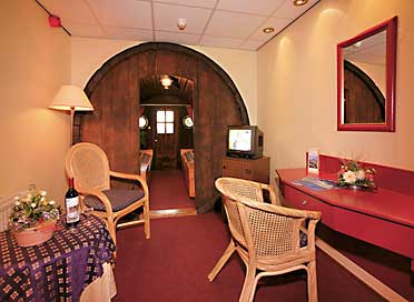 image credit: hotel-vrouwevanstavoren.nl 赤ワイン部屋。くすんだ赤と樽の茶色は程よく似合う。