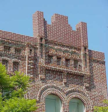 煙のないところに煙突が建っていますが、電波塔を内蔵するためだけに増築したらしい。
