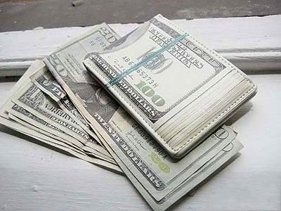 ドル札財布 - 他のドル紙幣との比較 他のドル紙幣の上にのっけてみました。違和感は、100ドルを束ねている輪ゴムのみ。