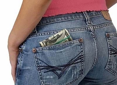 ドル札財布 - ポケットの中 スリを挑発しているようにしか見えない。いや、スリ経験者ですら怪しいと感じざるを得ないだろう…